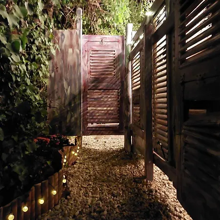 Domaine Authentique De Rose